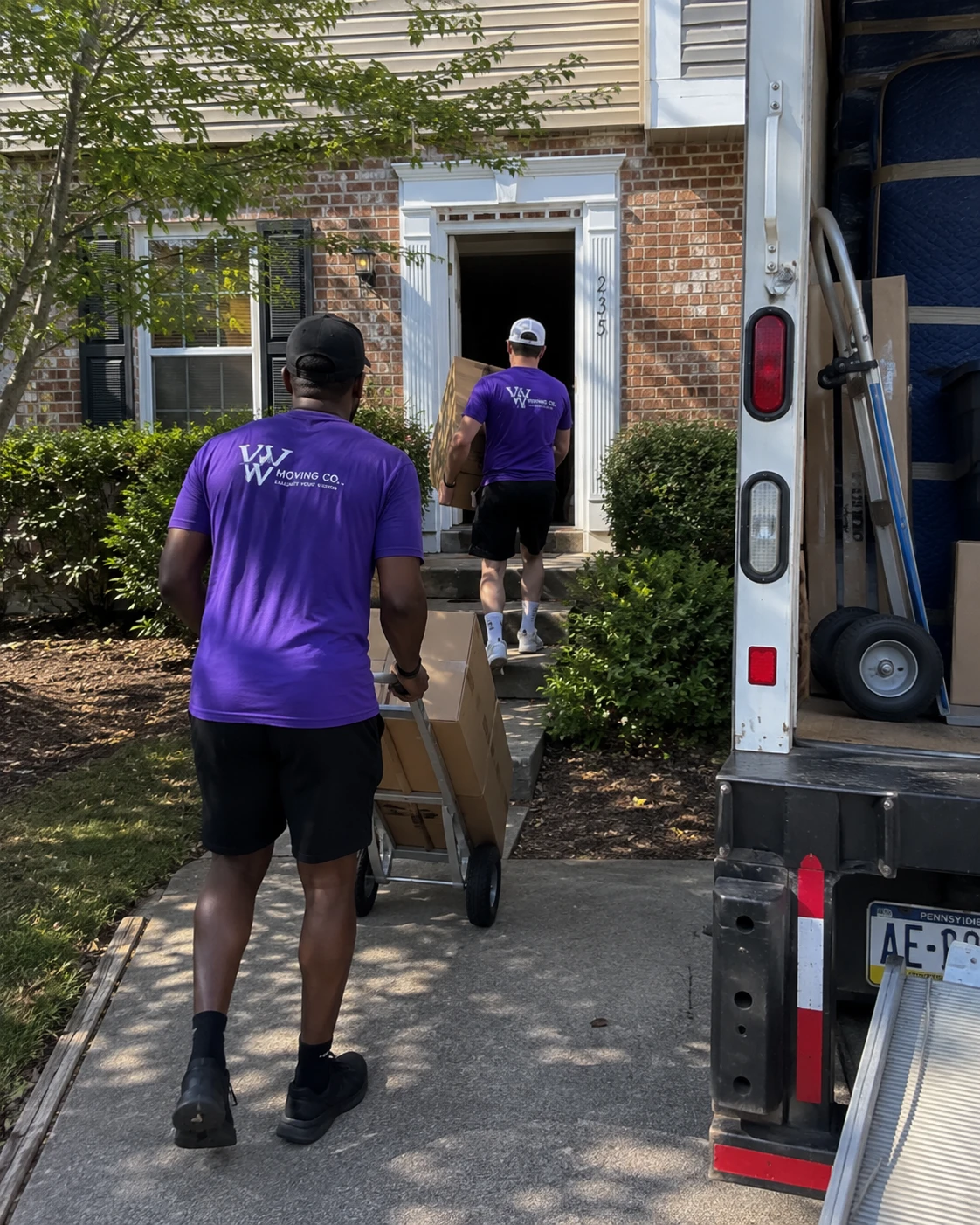 VYV Moving crew carrying boxes into a home